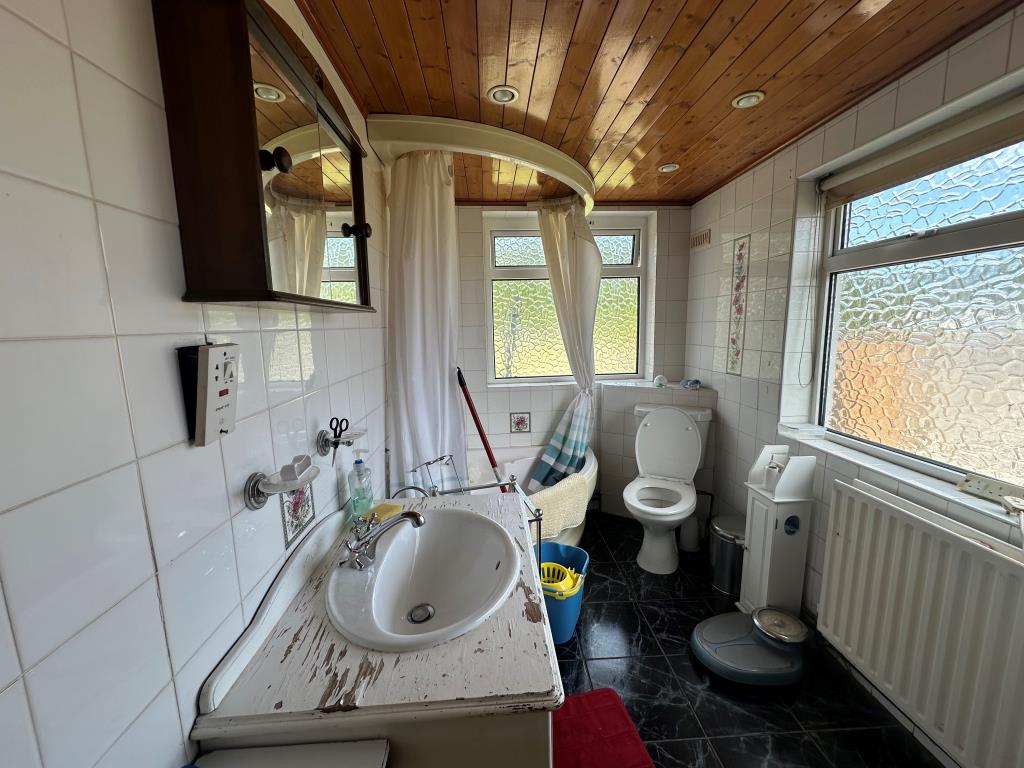 Lot: 46 - DETACHED BUNGALOW WITH POTENTIAL - Bathroom